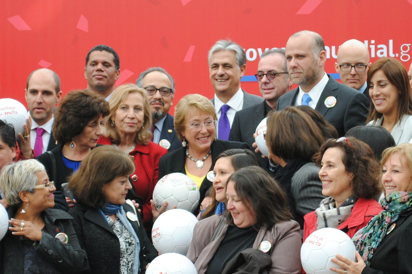 Bachelet se suma a campaña de Onusida "Protege la meta" en el Mundial Brasil 2014